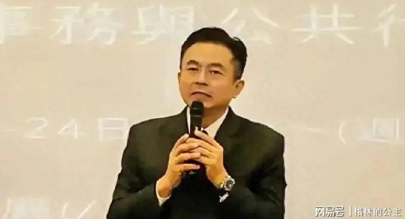 一名台湾基层官员，绕过所有监控节点，带着妻儿分批出境，悄无声息落地大陆。没有叛逃