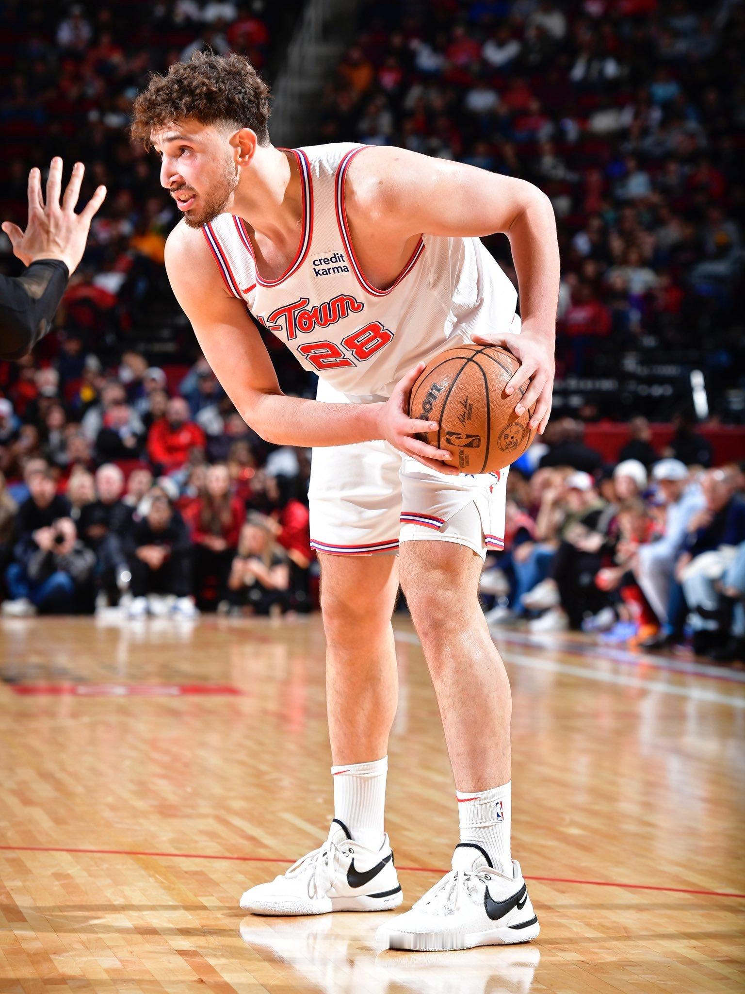 据统计，申京（21岁）是NBA历史上单场拿下至少37分14篮板6助攻最年轻的中锋