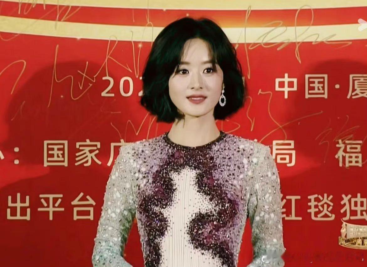 #赵丽颖飞天奖两套高定##赵丽颖今天两套高定# 赵丽颖飞天奖红毯直播，今晚穿两套