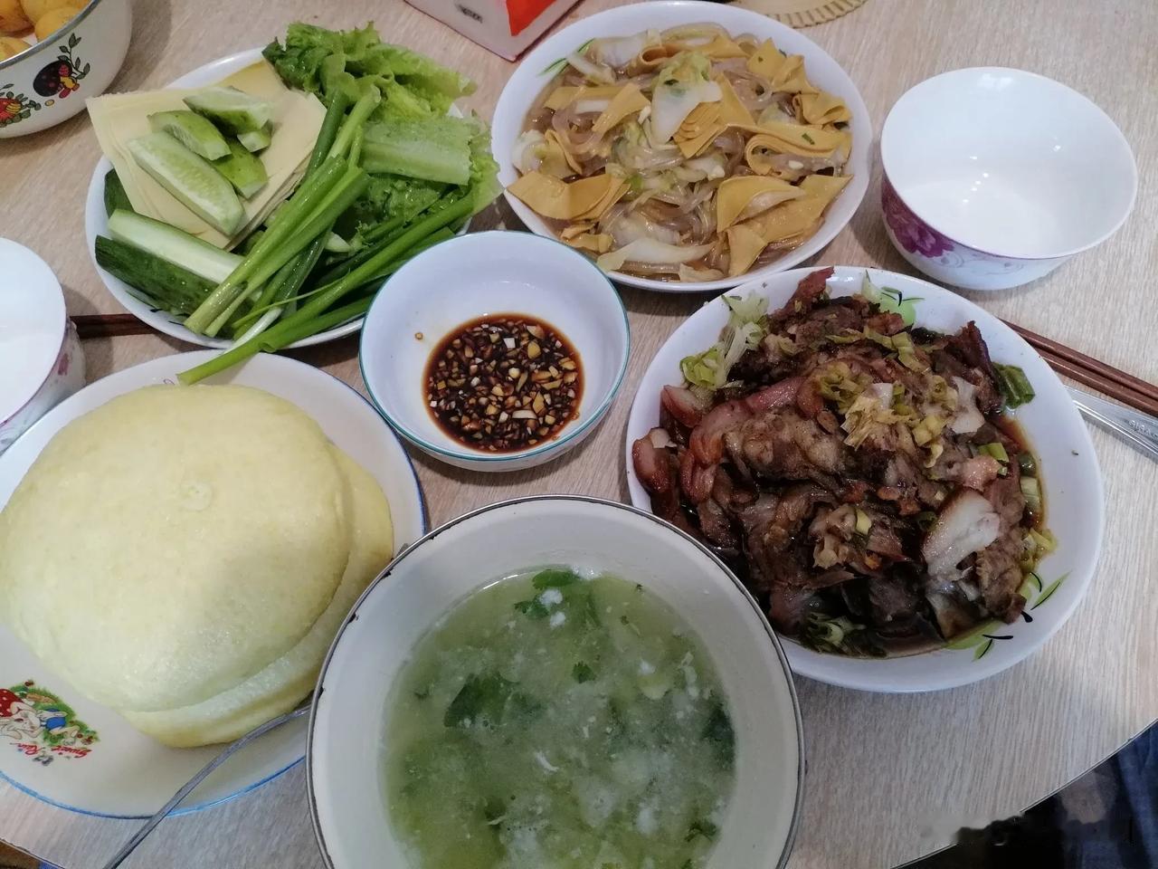 中午回家做点饭菜，炒一个白菜和干豆腐还有粉条，蒸一盘猪头肉，这个猪头肉是大哥给老