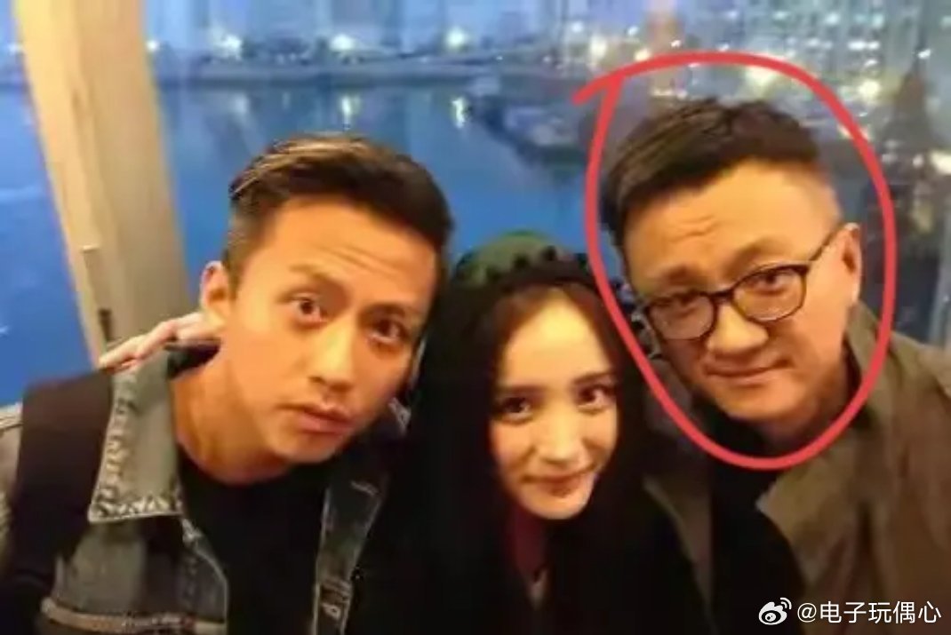 娶了著名女演员20年，生下2个帅气儿子，如今50岁活成人生赢家 