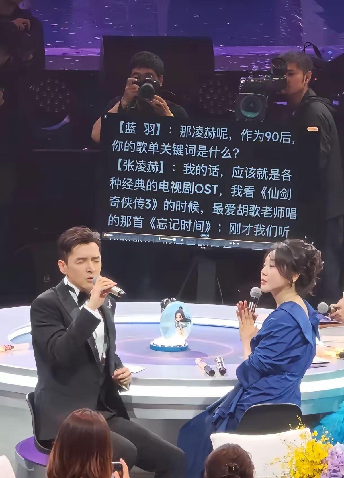 好大的提词器，就差怼到脸上了！
湾区升明月晚会上，胡歌应观众点歌即兴清唱《六月的
