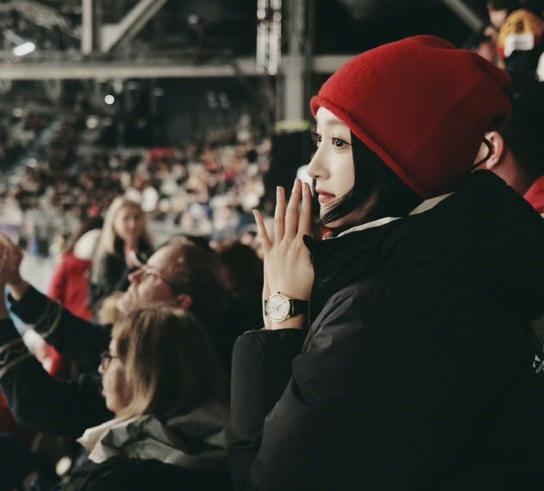 关晓彤分享国外冬奥自拍，美出新高度。红毛线帽一戴，素颜状态都能打，对着镜头比耶甜