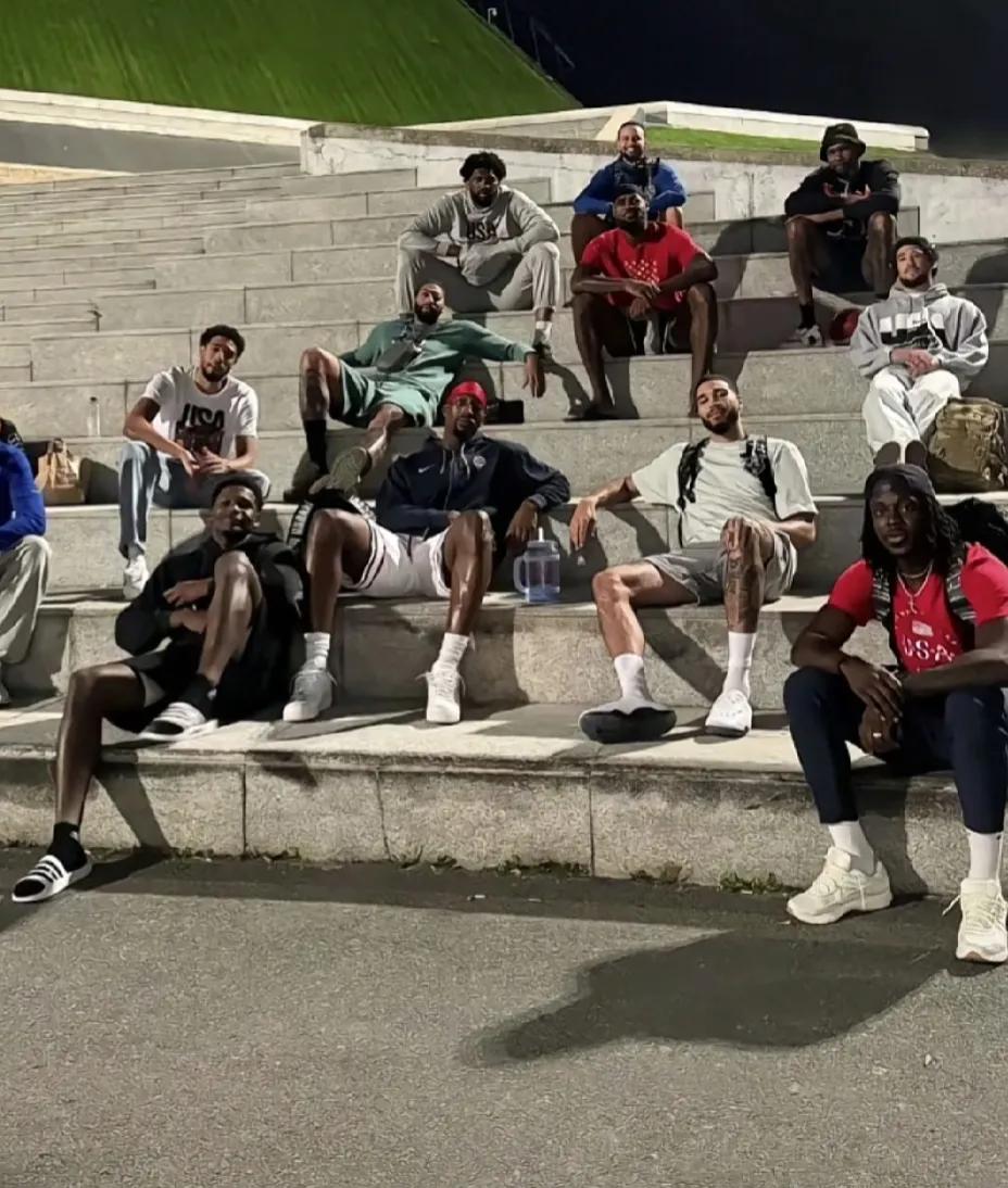 那晚走在法国的街头，遇到一群人，看他们的装扮很有街头篮球的派头，应该都是打街头篮