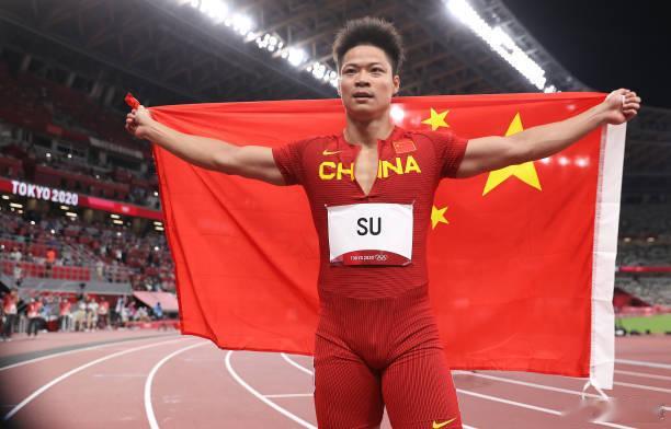 苏炳添退役苏炳添发文感恩一声枪响，九秒八三，他让时间记住亚洲速度；一组脚印，21