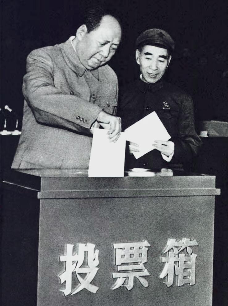 人民共和国是完全为全体人民服务的，每次投票都十分庄严。那天，毛主席又一次为人民投