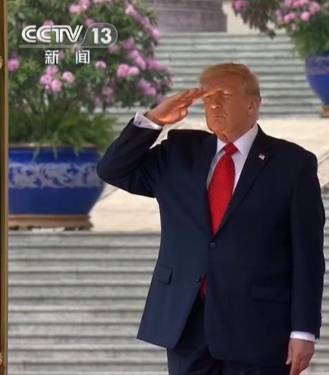 看到中国仪仗队军姿挺拔，特朗普直接敬礼，对比完特朗普美国250年阅兵，差距实在是