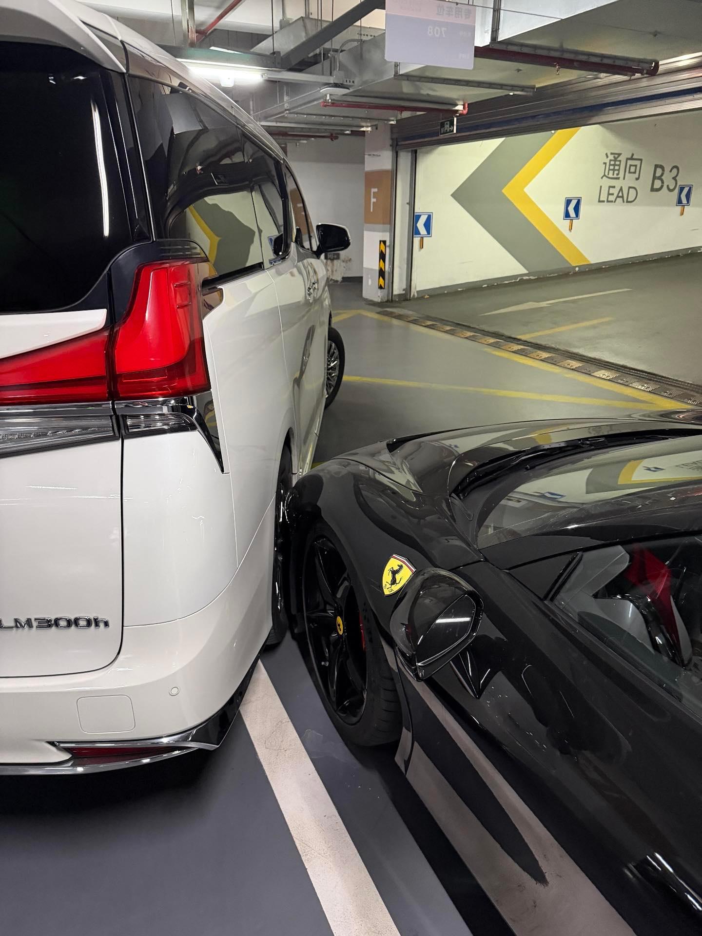 大家开轴距长的车一定要注意，车身出车位稍微多一点，再往右打方向，如果方向打早的话