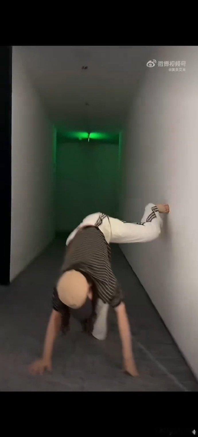 艾米蜘蛛侠挑战艾米蜘蛛侠单手撑地挑战复刻蜘蛛侠经典动作，艾米突破自我，顺利完成单