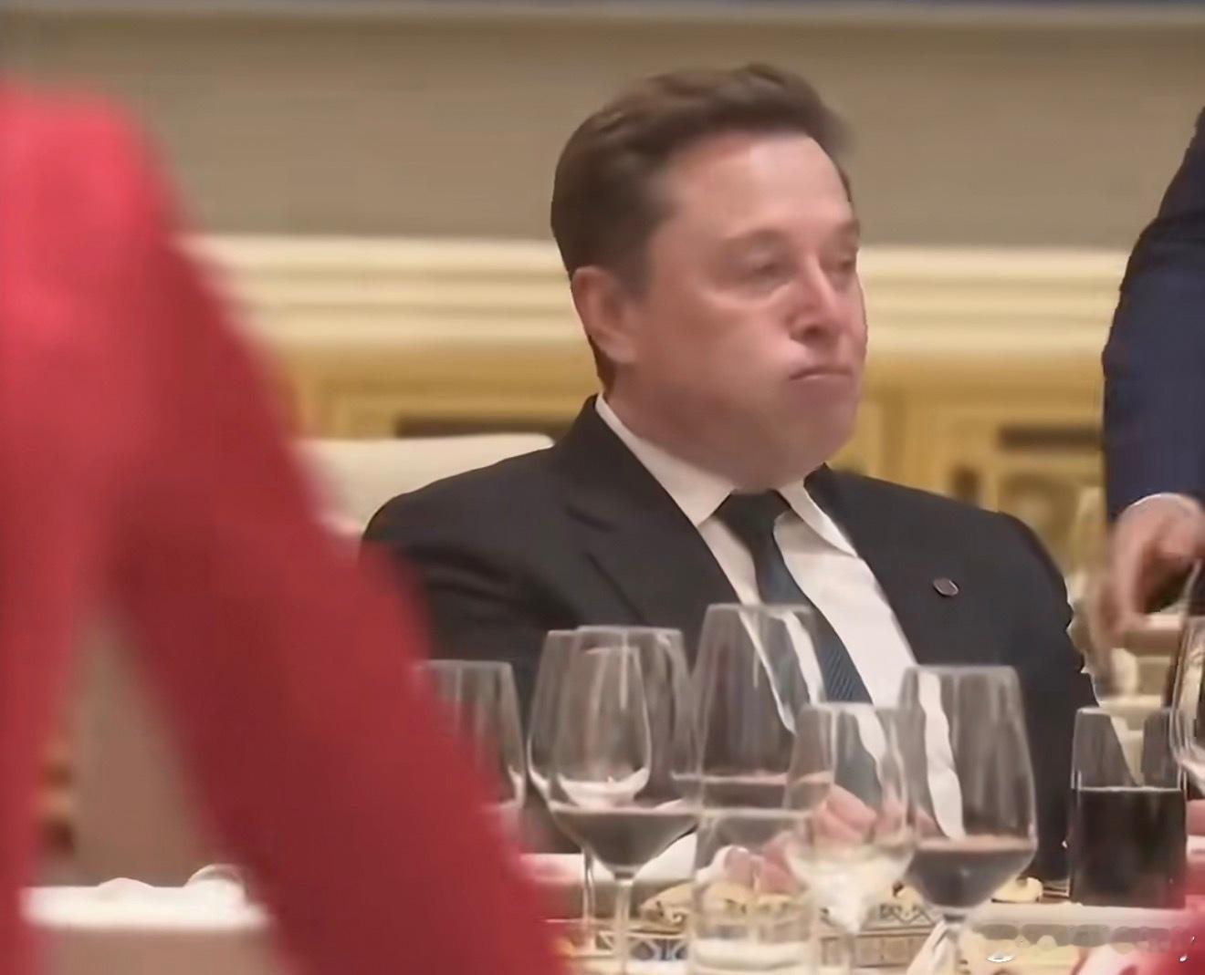特朗普访华欢迎宴会马斯克看来没少喝，都开始运气了！ 