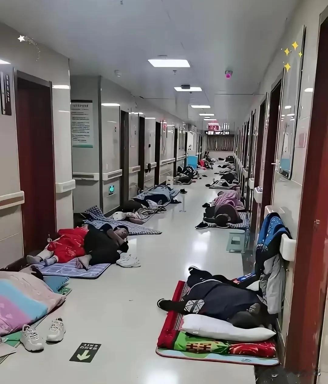 武汉医院住院部新通知，家属可在走廊铺垫子过夜，早上收好不影响通行。   

 1