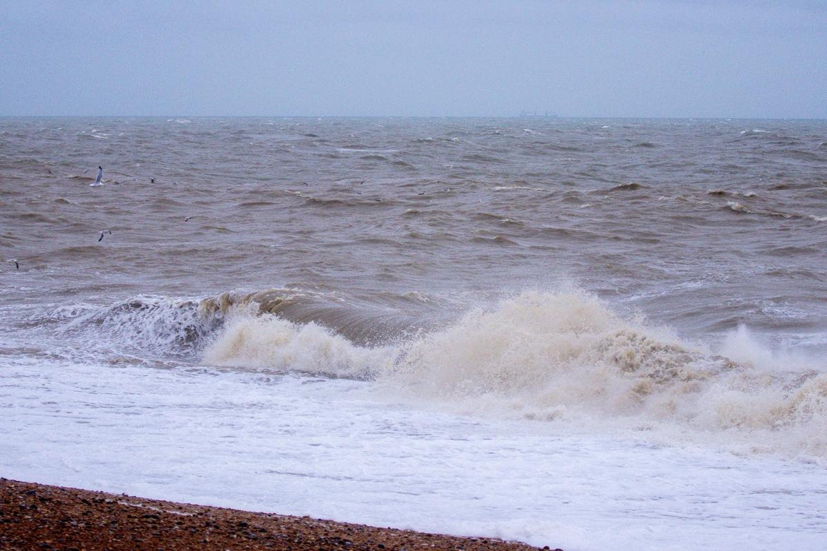 秋末的黄海，浪涌间藏着解放军练兵的科学密码。连云港海事局发布的航行警告显示，11