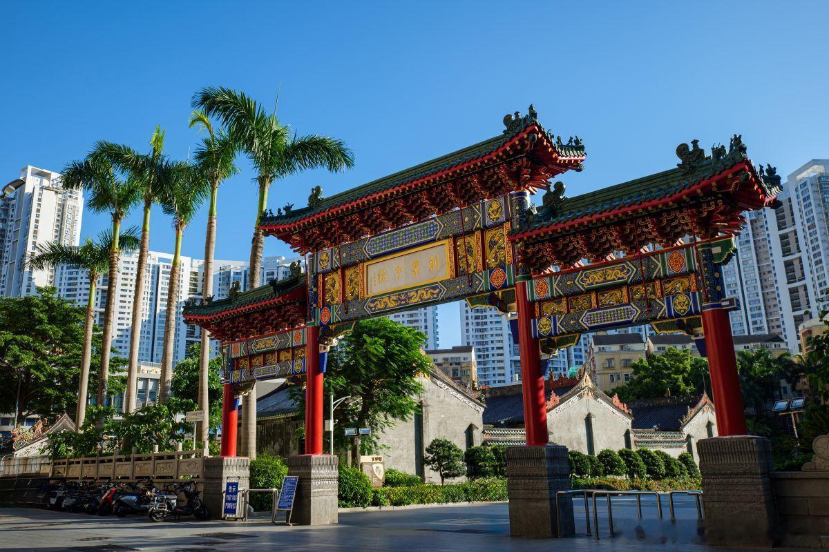做大模型、搞AI算力，硬件卡脖子的地方，往往不在芯片设计，而在怎么把芯片“装”得