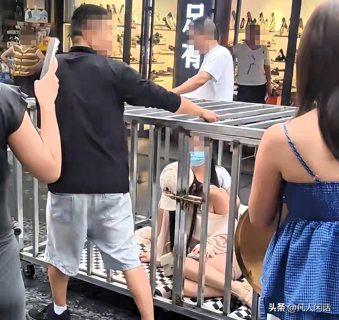 铁笼游街闹剧真相曝光，为了流量，底线竟可以一降再降
 
湖南岳阳铁笼游街的视频当