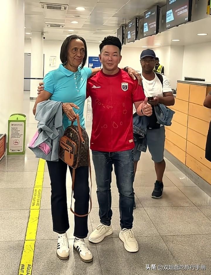 中国商人化身第一现场记者。
今天，中国在佛得角的商人阿杰发出视频，送行佛得角守门