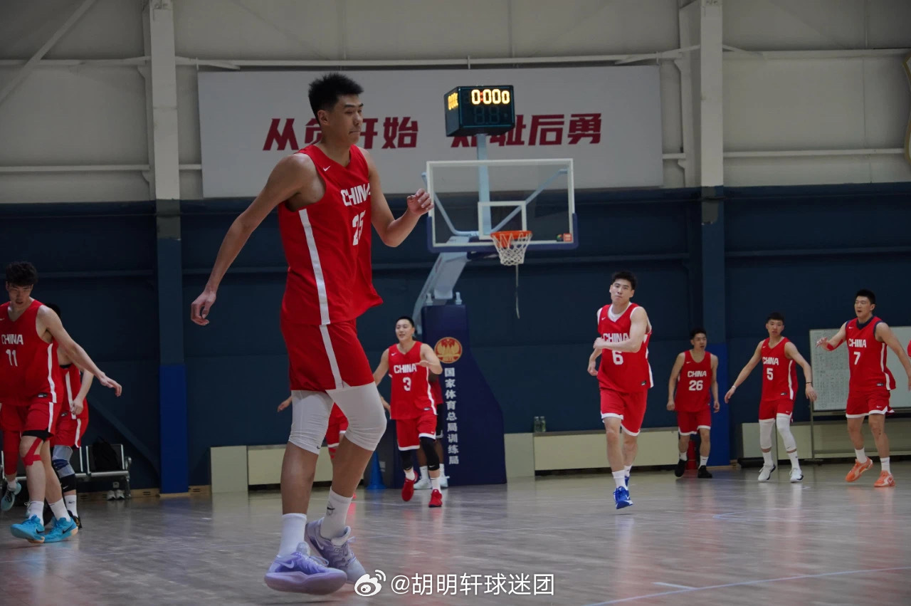 胡明轩[超话]中国男篮 近日，中国男篮前往中国人民解放军仪仗司礼大队国旗护卫队开