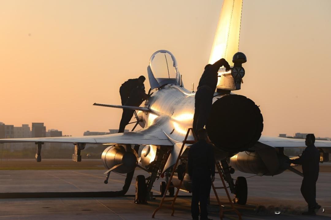 战鹰列阵！空军新年度实战训练，锤炼"空中铁军"硬功夫
 
近日，东部战区空军航空