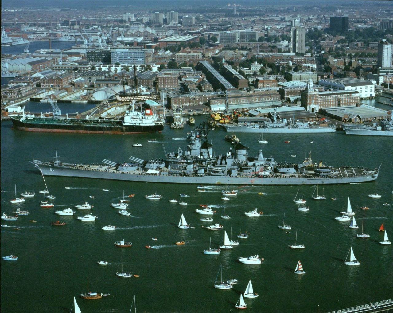 1989年，“衣阿华”号战列舰（USS Iowa，BB-61）在重新服役后驶入英