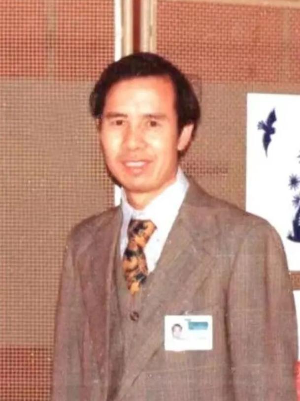 1985年11月，我国外交官何存峰乘坐美国客机飞往纽约，在飞行途中，何存峰去了一