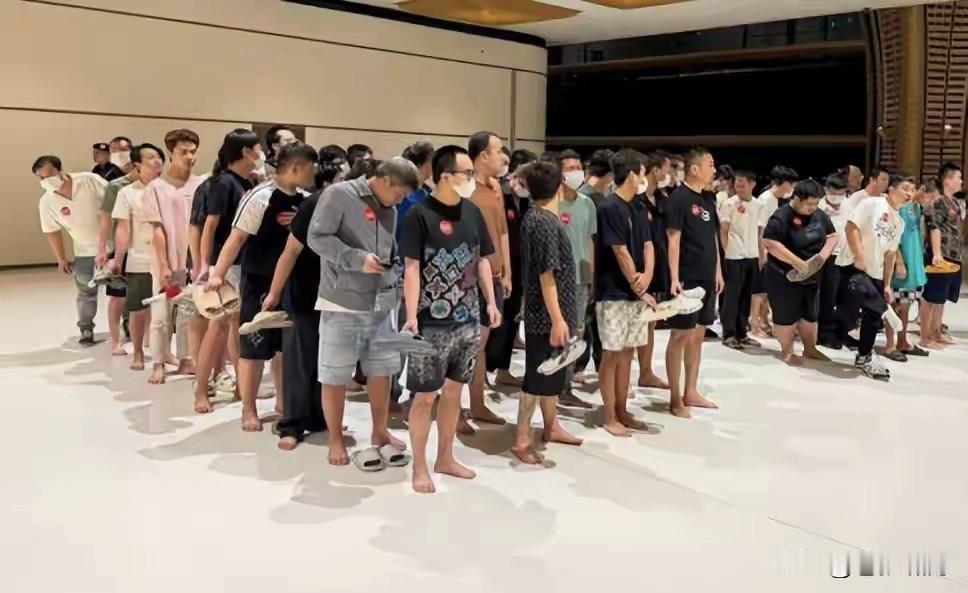 美国“苦非法移民”已久，特朗普不惜重金送“非移”出国门！老特已与35国达成协议，