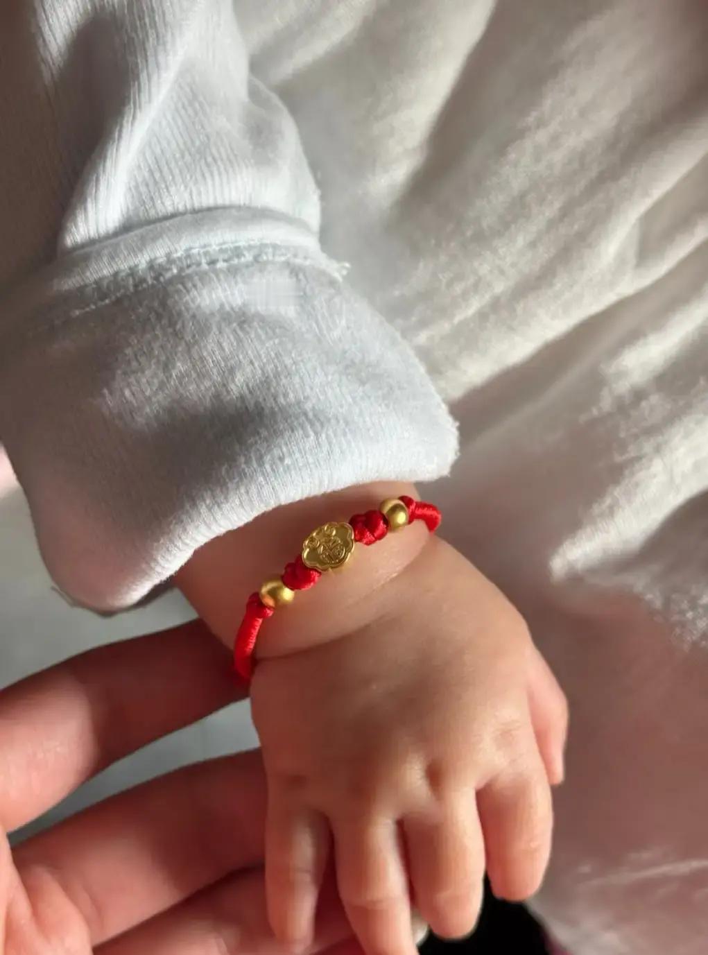 金价700那天，我差点买不起满月礼
 
闺蜜当年塞给我30克实心镯，金价300。