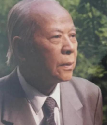 1985年，中国一高级干部访日期间，不顾多人劝阻非要去靖国神社，回国后就被中纪委