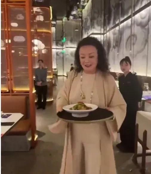 要说copy哪家强
麻溜记代言人战兰呀

战兰又来copy了
汪憨憨的送菜视频火