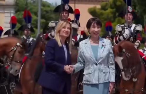 意日相见，往事浮现！
意大利总理梅洛尼欢迎日本首相高市早苗来访，别国用三军仪仗队