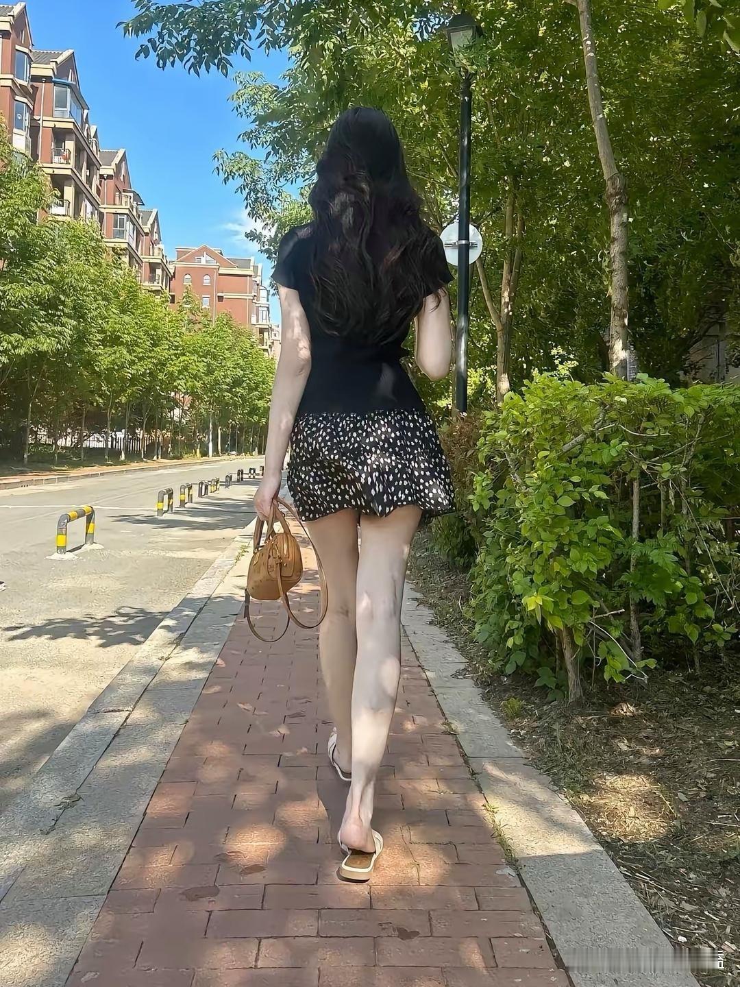 她是怎么做到小腿肚子上没有肌肉的，真的很瘦很瘦，这样的是天生的还是后天锻炼的结果