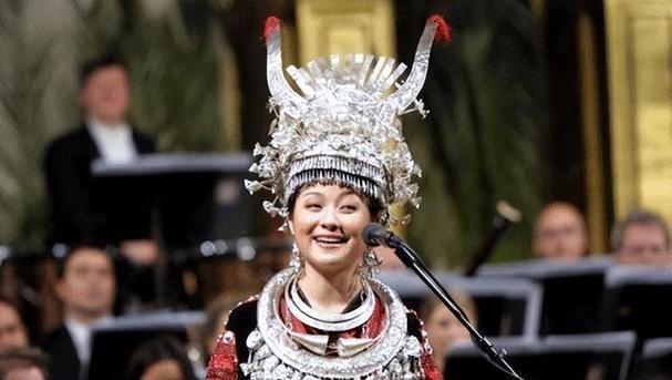 1996年宋祖英亲手把18岁的小保姆送进了监狱，一判就是12年，而这个保姆还是自