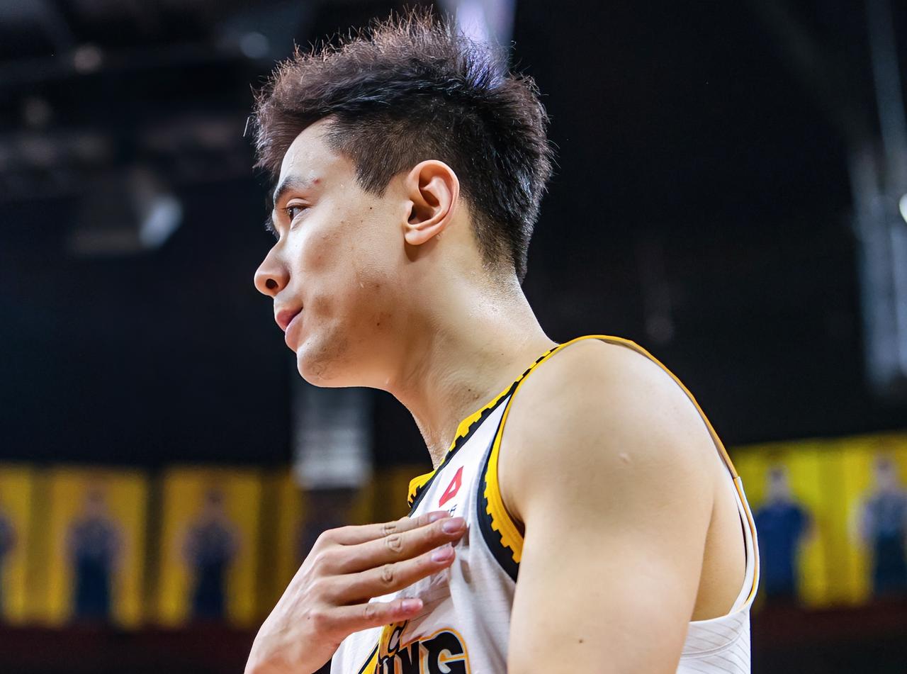 赵继伟：7中1，进攻完全哑火，拖后腿了。￼￼￼
鄢手骐：7中1，不但进攻端哑火，