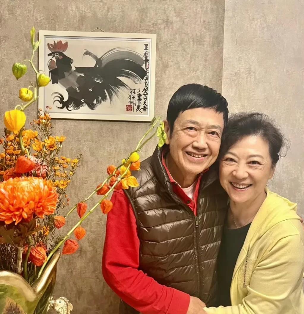 74岁王馥荔携手导演丈夫王群出外游玩，状态真绝了！老两口子贴脸合照，恩爱感溢出屏