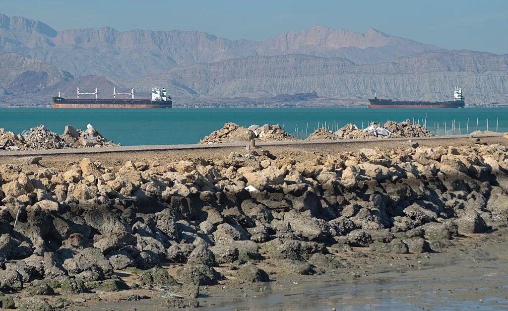 突发！6国联手出手！霍尔木兹海峡局势升级，美国火速军售中东多国
 
当地时间3月