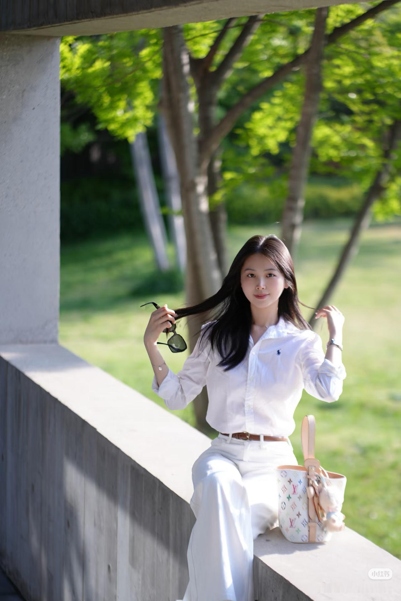 绿树阴中倚，白衣美人行。