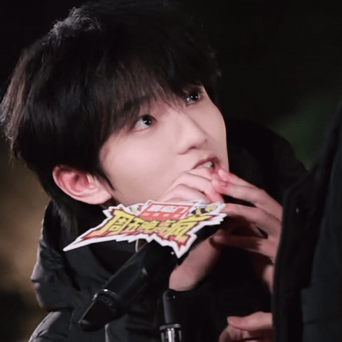 穆祉丞上目线攻击 穆祉丞上目线暴击甜度拉满，一眼就心动，《周五晚高疯》期待值直接