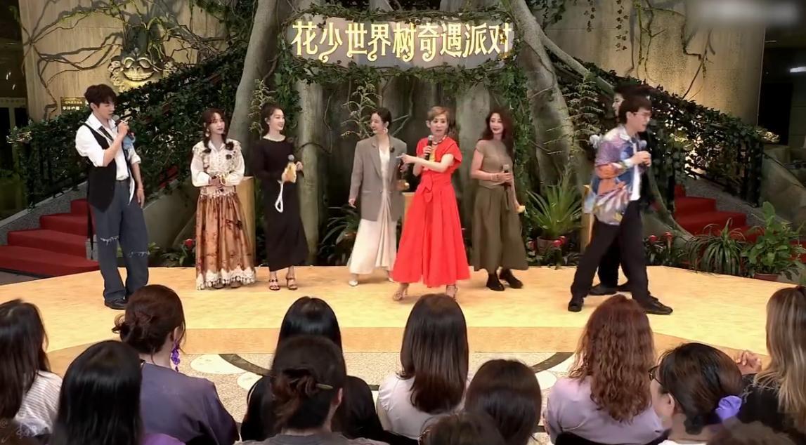 邓为吴君如突然跳起舞来花儿与少年花少博物馆直播花少博物馆直播太有活人感了，吴君如