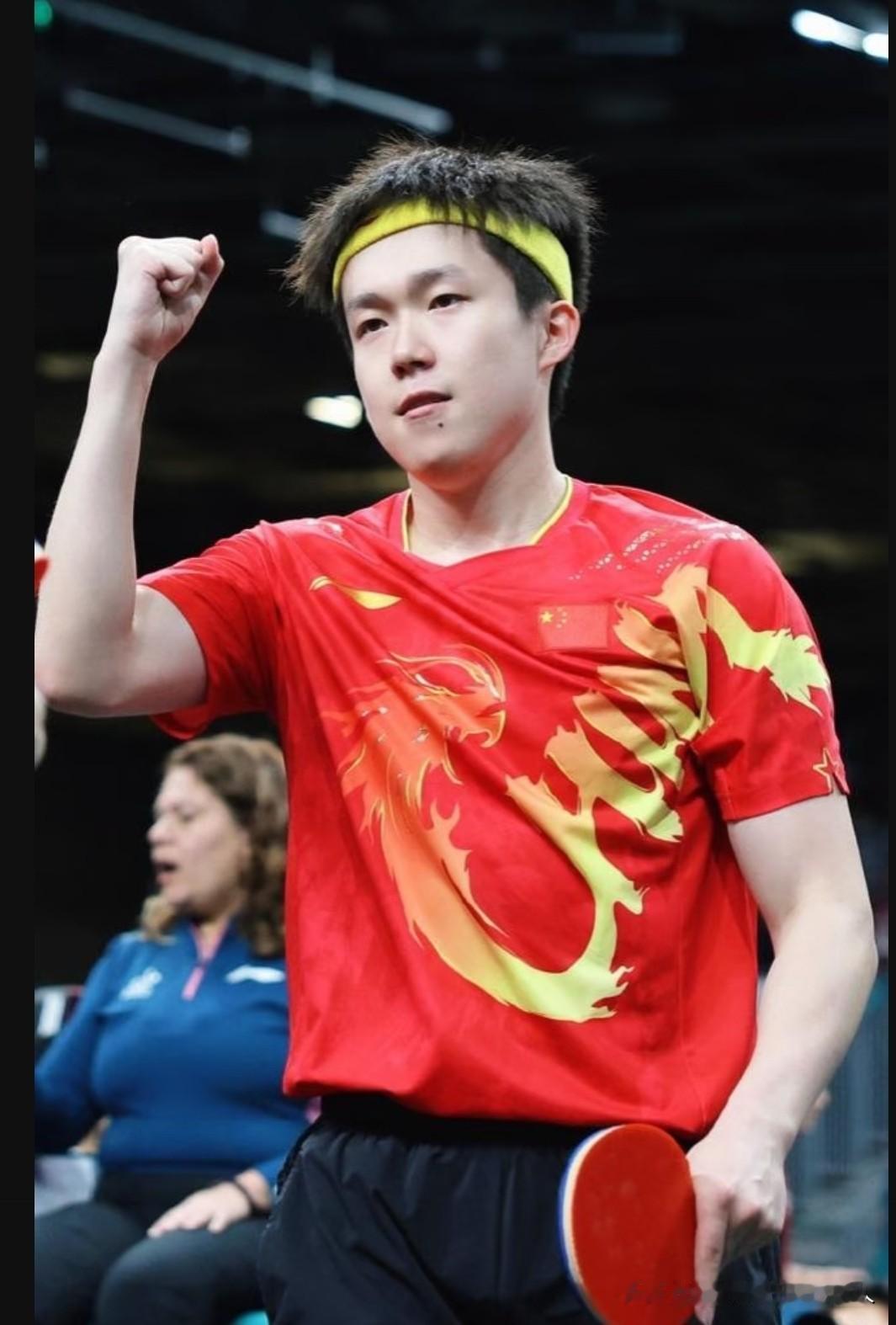 王楚钦澳门夺冠当晚收到教练和队友五条微信，内容全是验收，无“恭喜”之词。

刘国