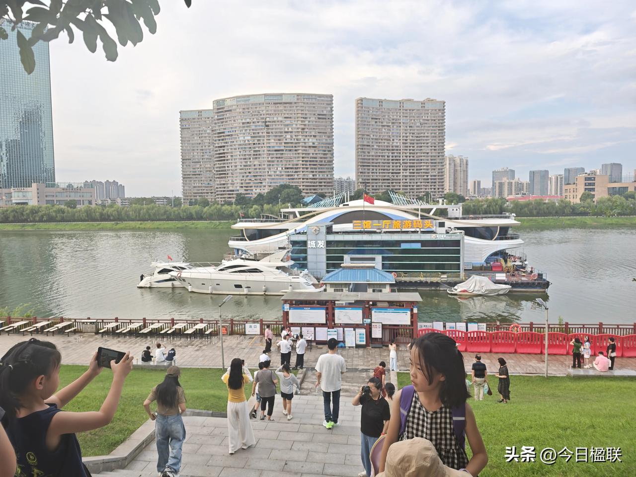 秉承“家事国事天下事，让人民过上幸福生活是头等大事”的宗旨，由邹继海上联、陈晓建