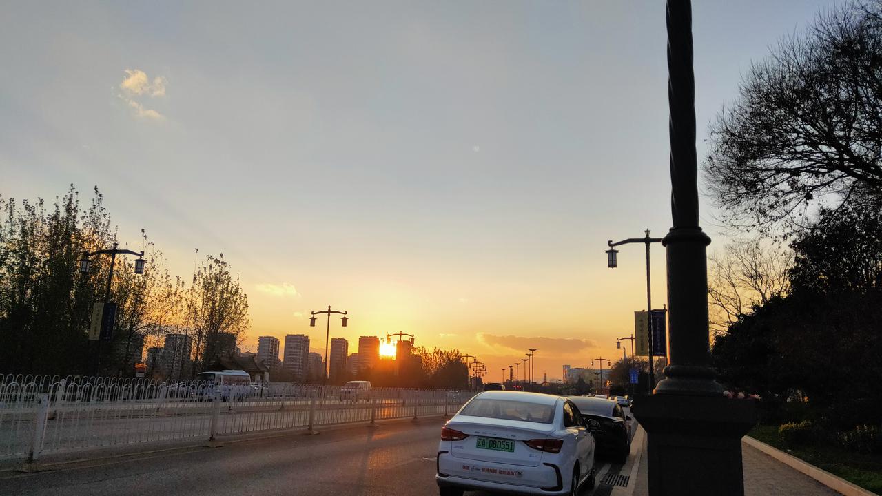 你们家的宝宝爱吃饭吗? 我家宝宝吃饭那真是让人又爱又恨。有时候，他就像个小饿狼，