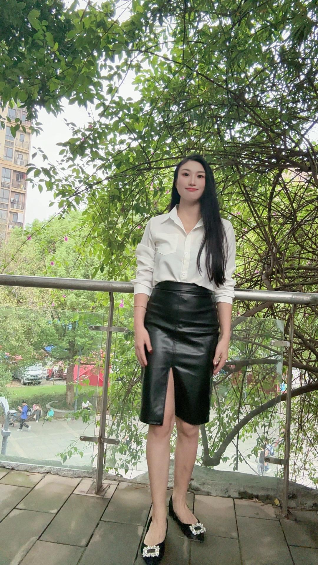 姐系穿搭法则 黑皮裙 简约高级感穿搭 ootd穿搭高智感穿搭 外拍穿搭