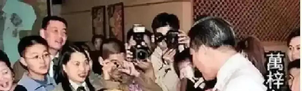 他送还一张七位数支票，却说最不值钱的就是这张纸。
三十年前，万梓良在片场拉住跑龙