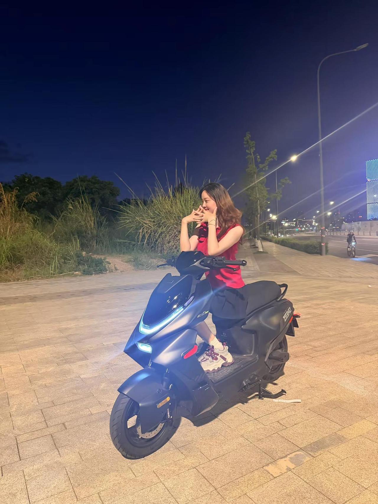 极核电动车 极核女骑