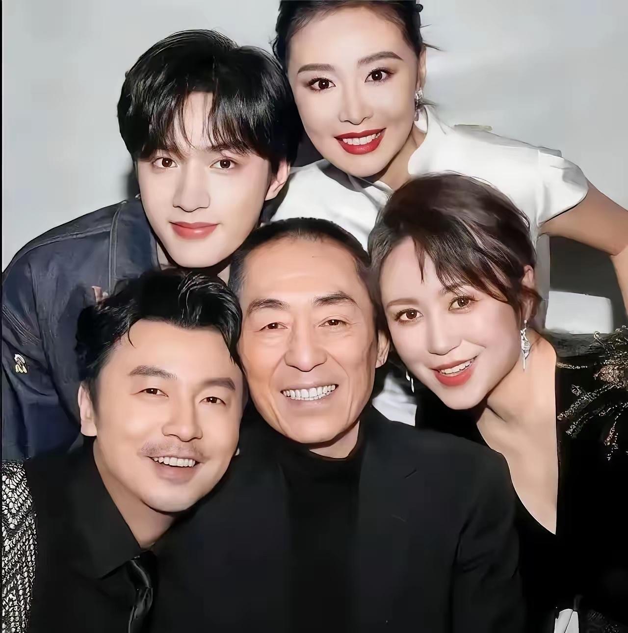 我敢打赌，这张照片里，如果你认出了三位，一定是娱乐圈的骨灰级粉丝了！不信你试试看