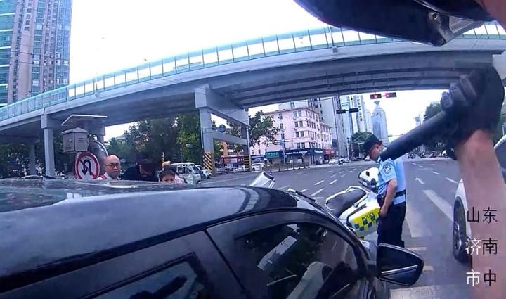车停大马路司机喊不醒？交警紧急破窗：原来是醉迷糊了！！“谢谢交警救了我，不然我根