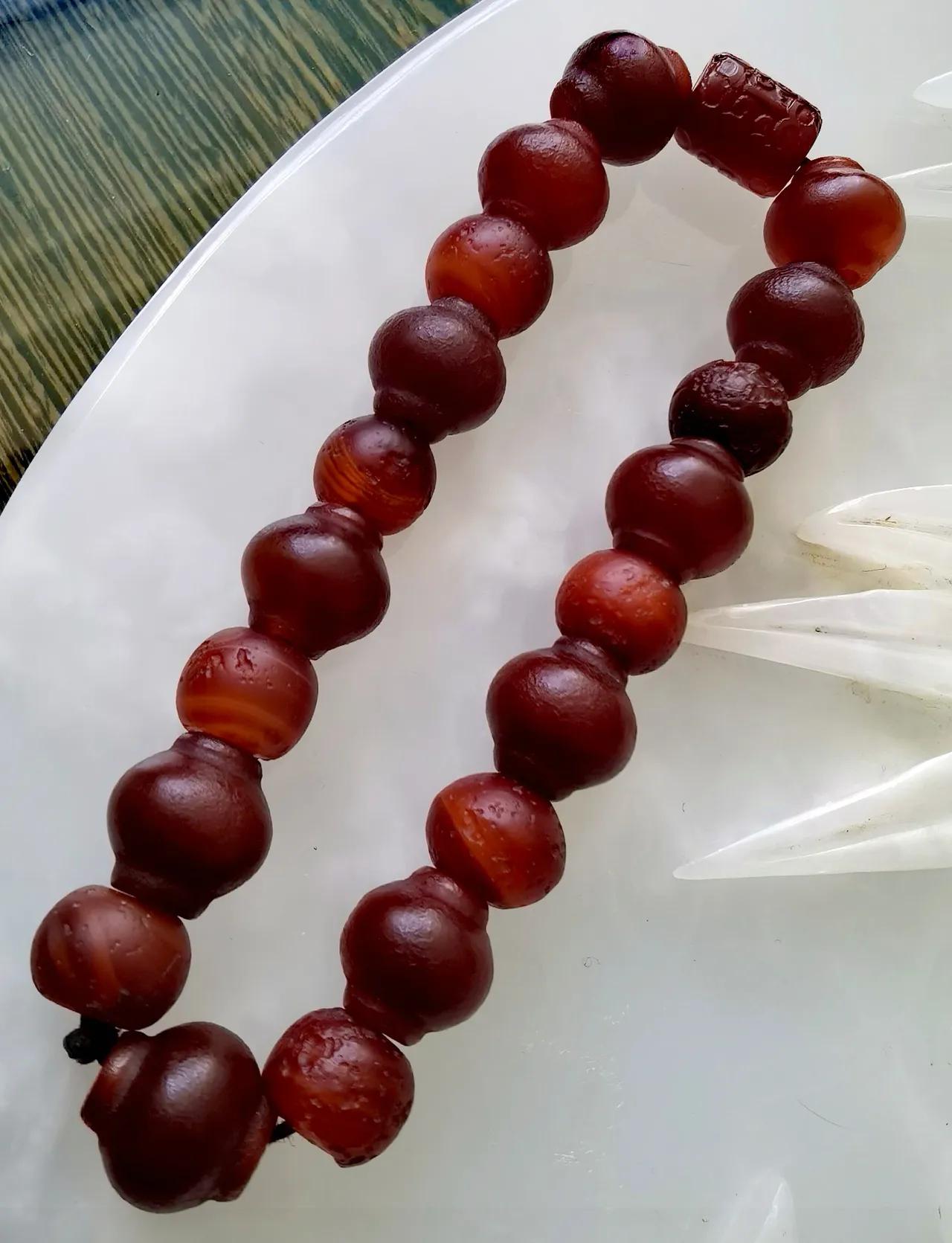 珠串之美。
珠之于人，佩戴者也。
人何以喜佩戴珠者？
珠光宝气也。
古之珠之难治