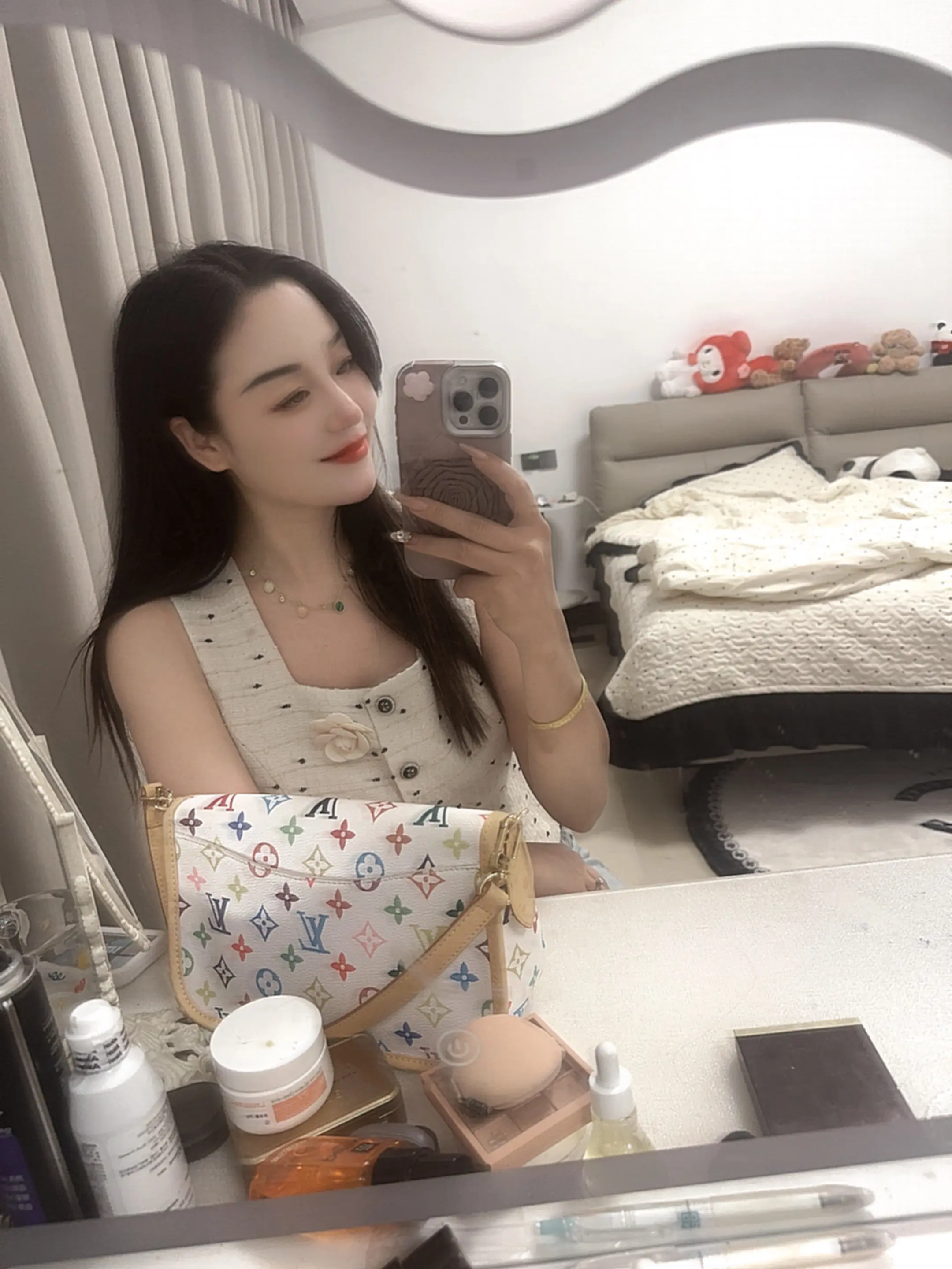 太闲会原谅烂人，太忙会忘记爱人，一闲就心软，一忙就清醒，忙起来谁都不爱...