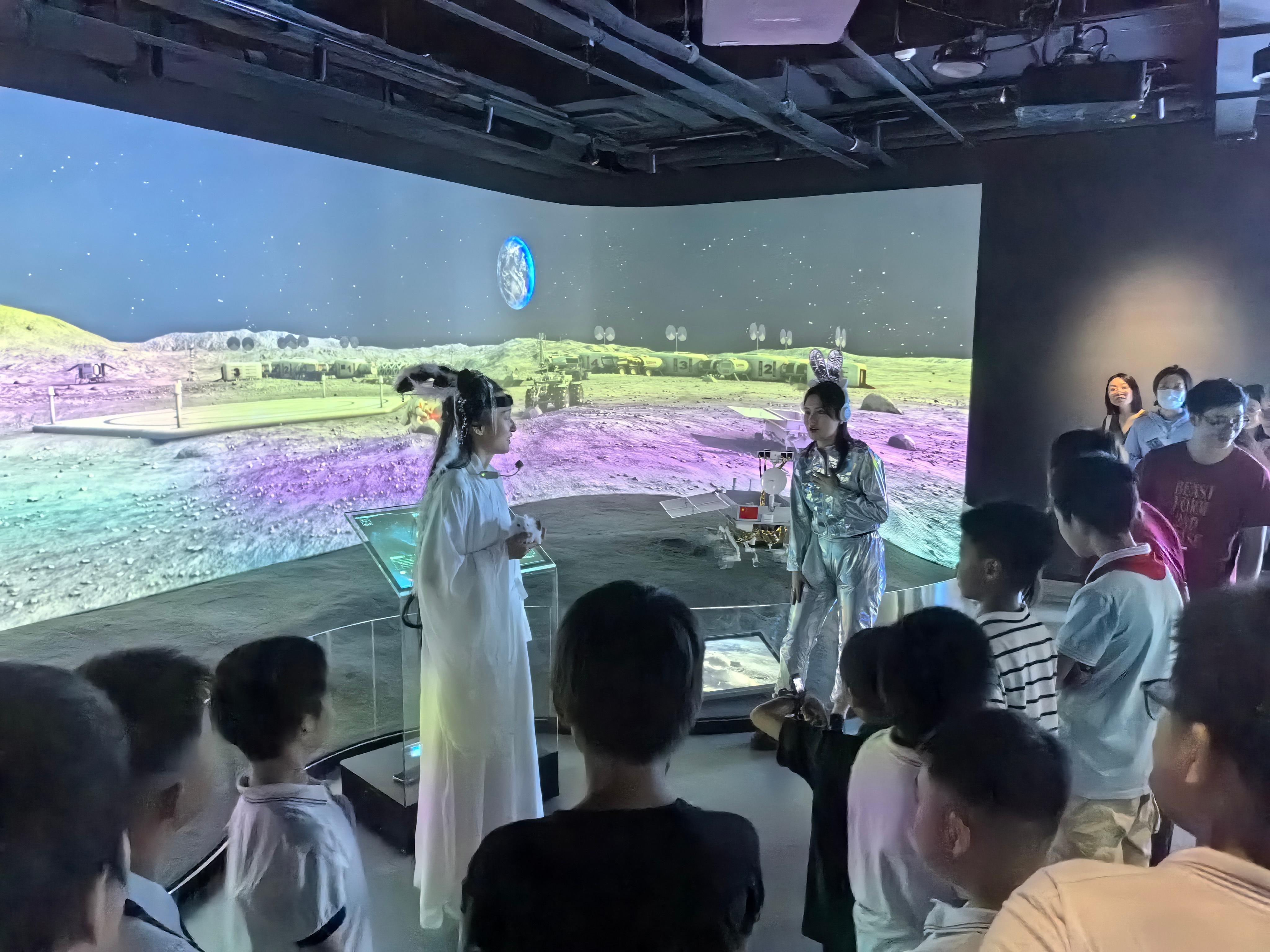 为了给小朋友们做好科普，空间应用中心在#公众科学日#不光请来了张衡，连嫦娥玉兔都