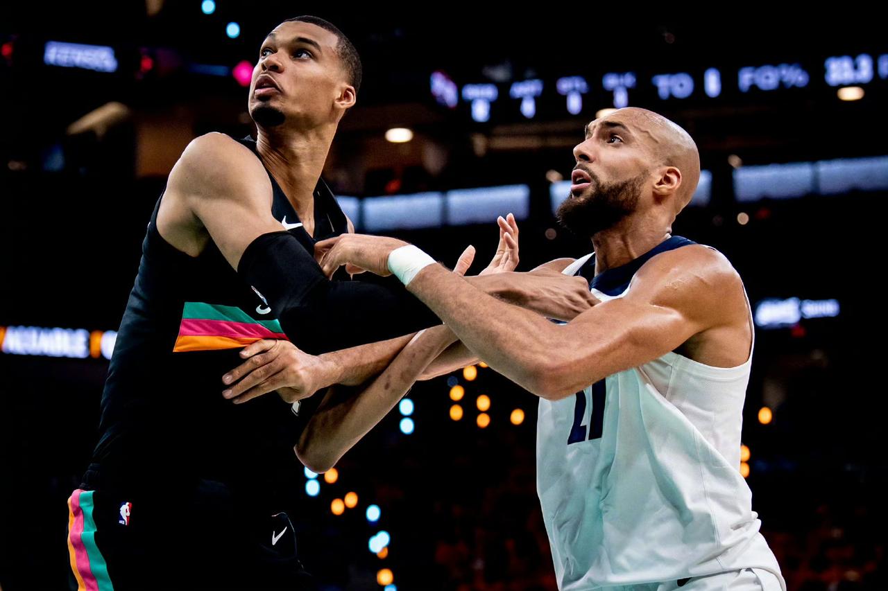 马刺133-95大胜森林狼！大比分1-1，一战看清三大事实：
1、文班、福克斯进