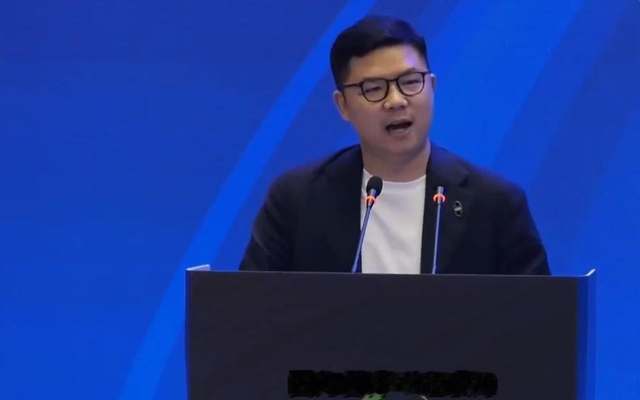 饭桌上劝李斌做MPV，赵长江这波“凡尔赛”有点意思
重庆论坛上，赵长江当面跟李斌