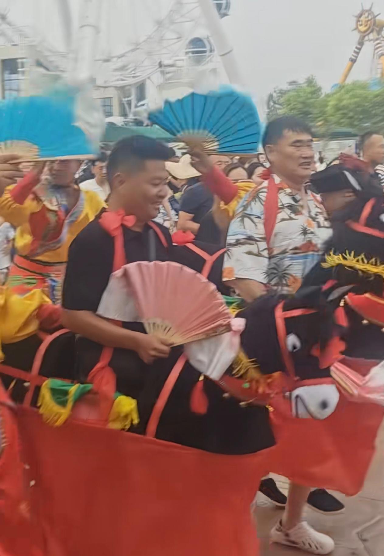 7月4日，朱之文到秦皇岛昌黎渔岛海洋度假区，参与景区文旅巡游，跟着队伍一同完成民